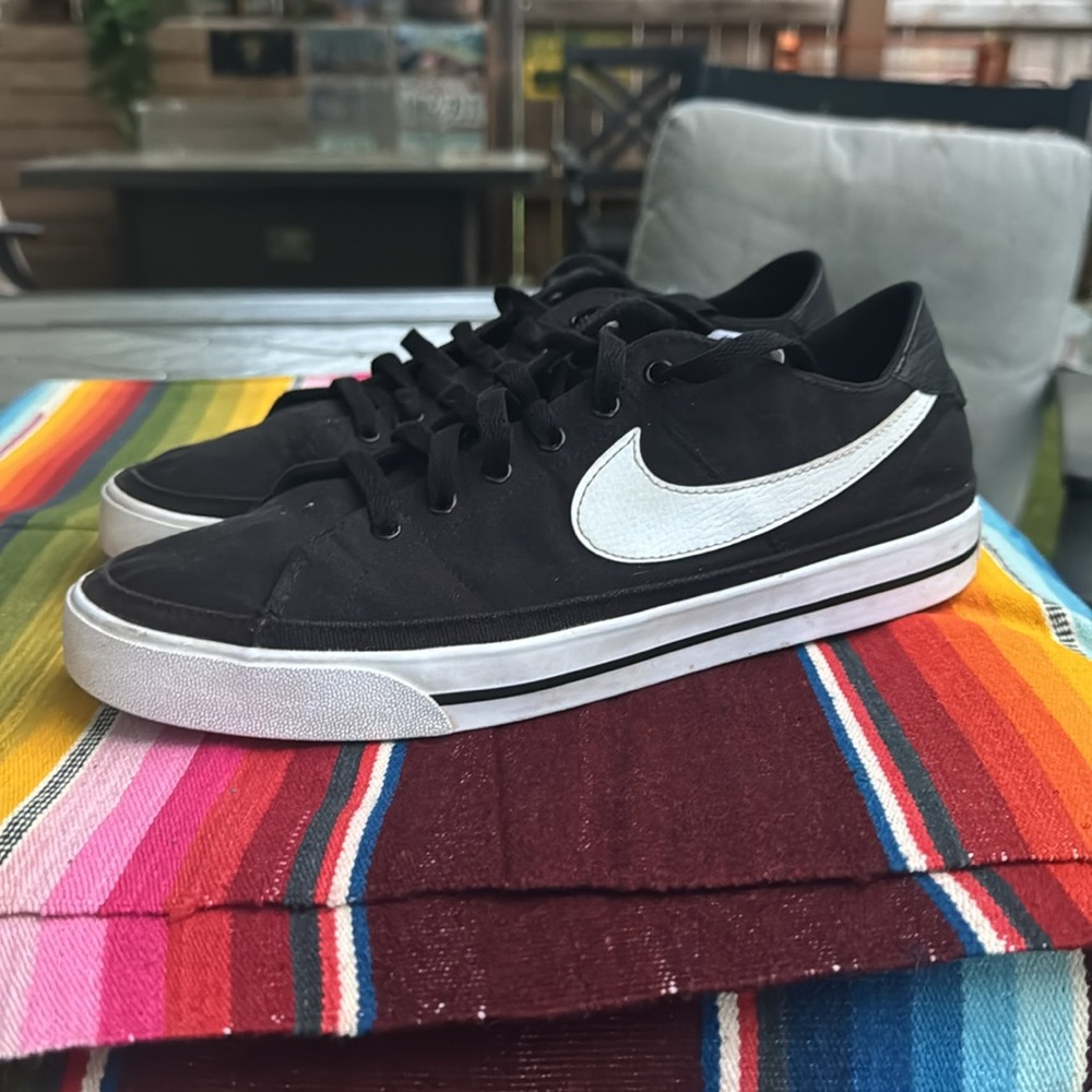 NIKE Black & White Sneakers - Picture 2 of 7